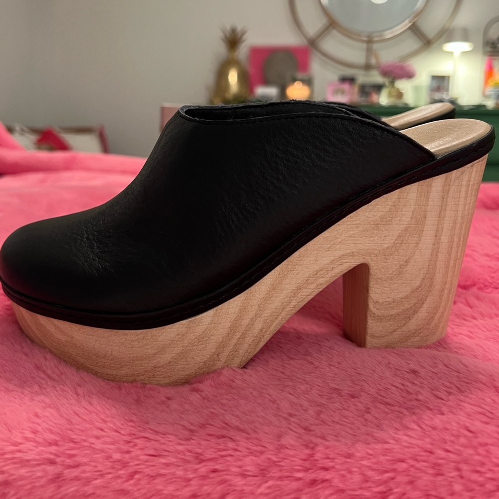 Chinese laundry clogs